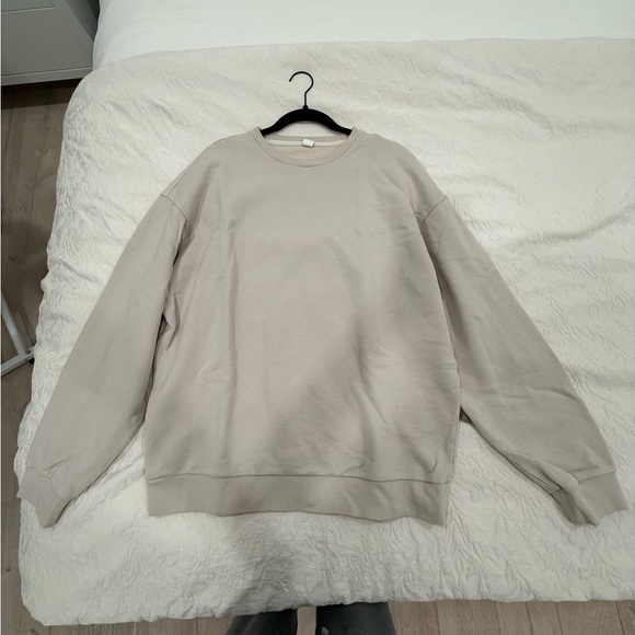 ALO Yoga Beige Sweatshirt and White Shorts Ensemble - Picture 3 of 5